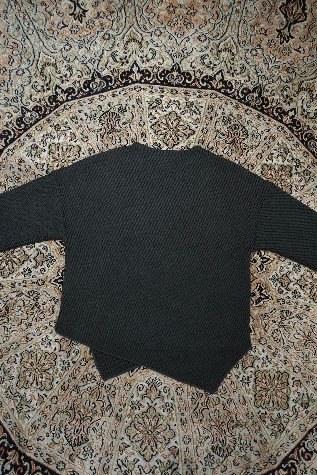 Omar Afridi(オマールアフリディ)25AWのSLANTED CREWNECK JUMPER(DK