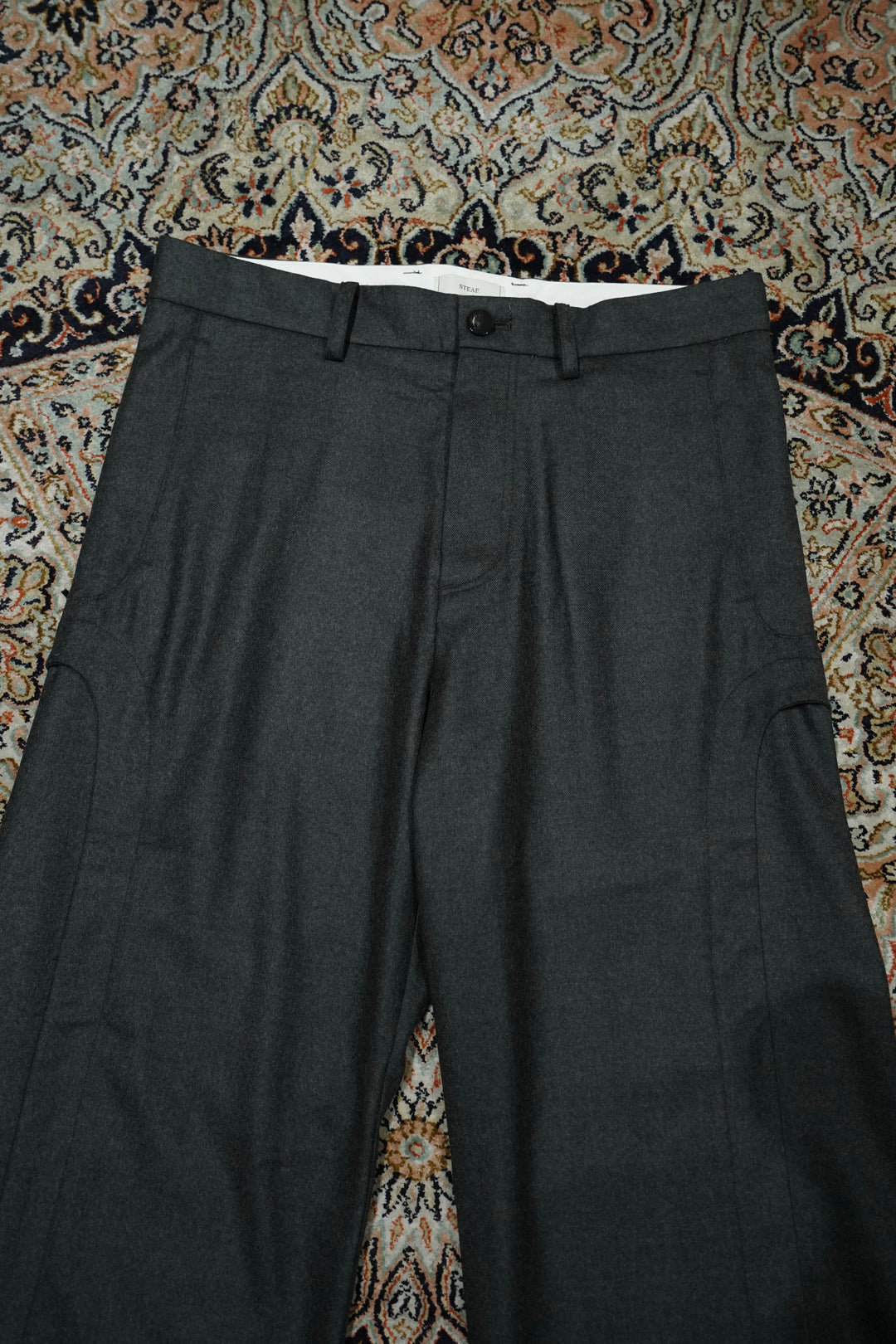 STEAF(スティーフ)25AWのBRAID CUTTING TUCK PANTS (DYED GREEN