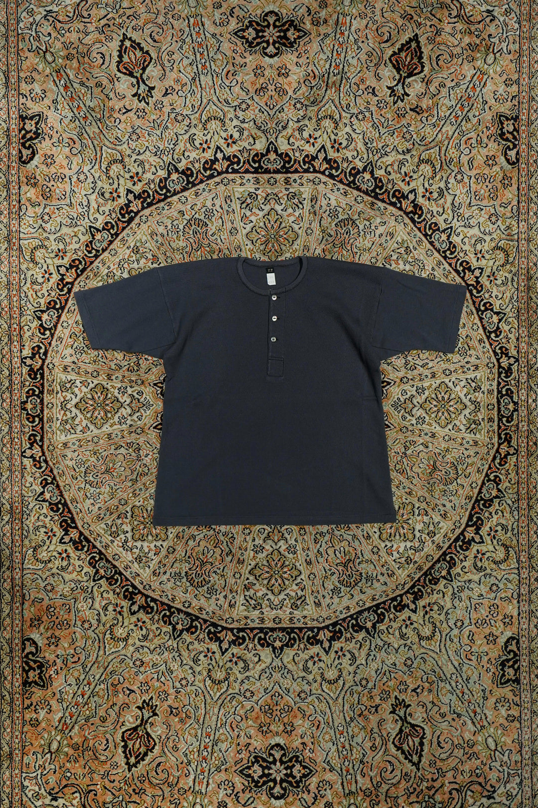 Taiga Takahashi(タイガタカハシ)2026SSの HENRY NECK SHIRT (CHARCOAL