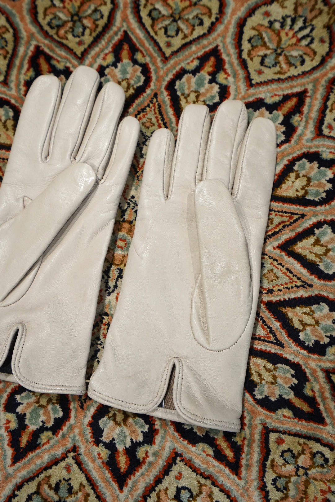 Omar Afridi(オマールアフリディ) のCURVED GLOVES(CREAM