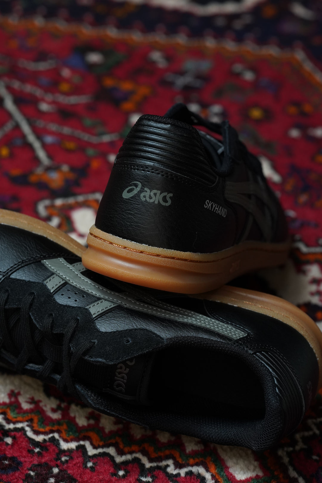 ASICS(アシックス)のSKYHAND OG(BLACK/TRUFFLE GREY)(スニーカー)(靴