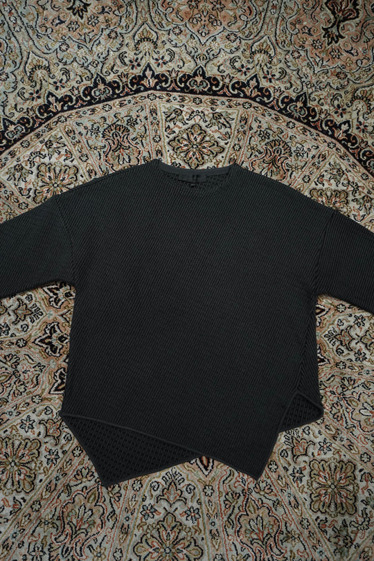 Omar Afridi(オマールアフリディ)25AWのSLANTED CREWNECK JUMPER(DK