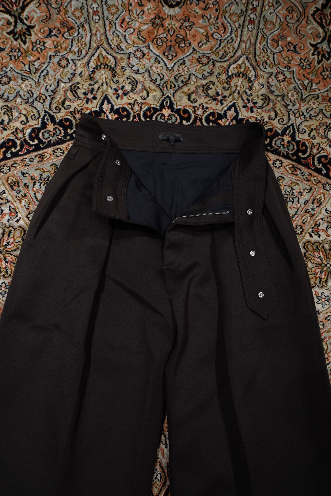 Omar Afridi(オマールアフリディ) のREICH PLEATED TROUSERS(TOBACCO