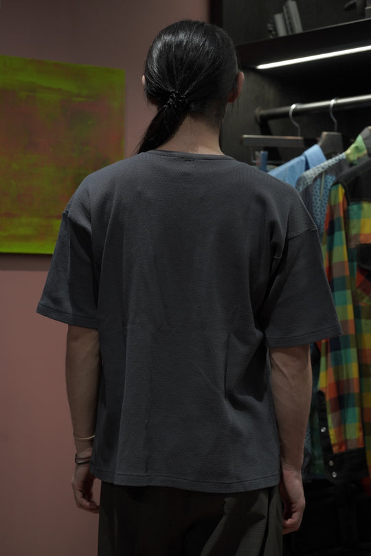 Taiga Takahashi(タイガタカハシ)2026SSの HENRY NECK SHIRT (CHARCOAL