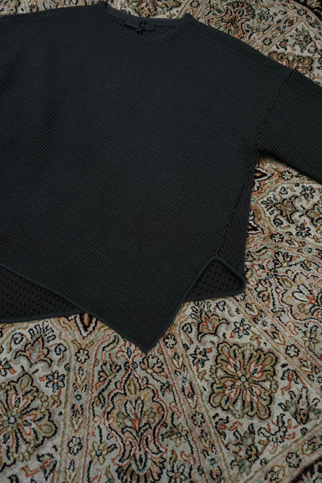Omar Afridi(オマールアフリディ)25AWのSLANTED CREWNECK JUMPER(DK