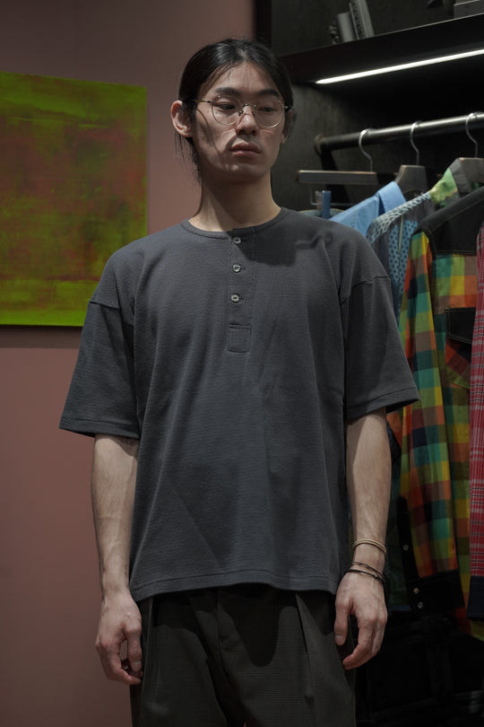 Taiga Takahashi(タイガタカハシ)2026SSの HENRY NECK SHIRT (CHARCOAL
