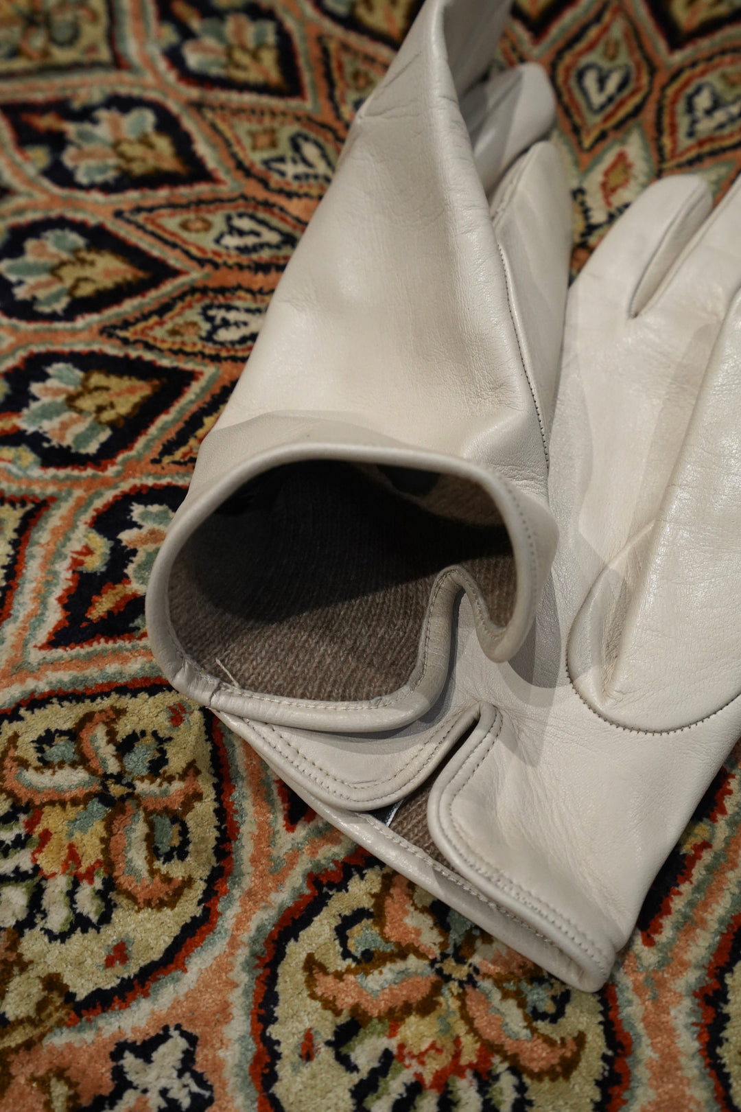 Omar Afridi(オマールアフリディ) のCURVED GLOVES(CREAM