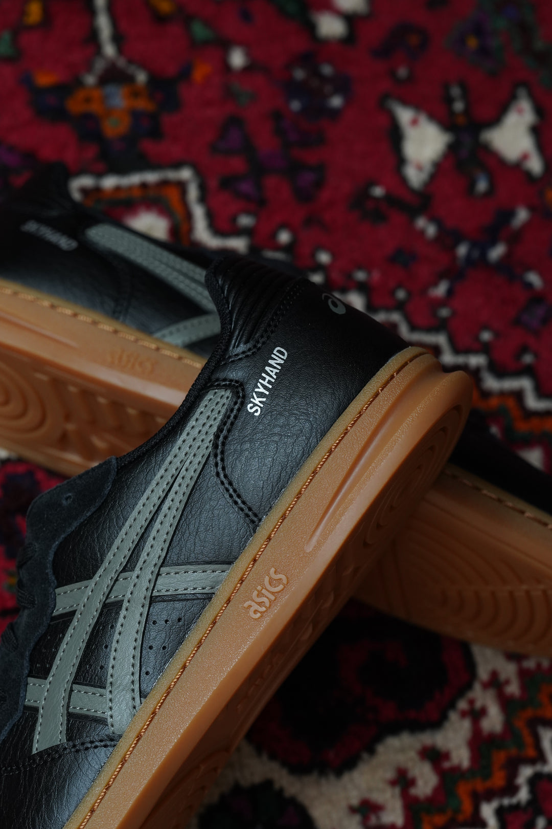 ASICS(アシックス)のSKYHAND OG(BLACK/TRUFFLE GREY)(スニーカー