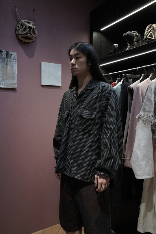 【SARTO】 \"OPEN COLLAR BLOUSE\" SARTO(サルト)25SSのOPEN COLLAR BLOUSE(BLACK/O.WHITE)(トップス)の