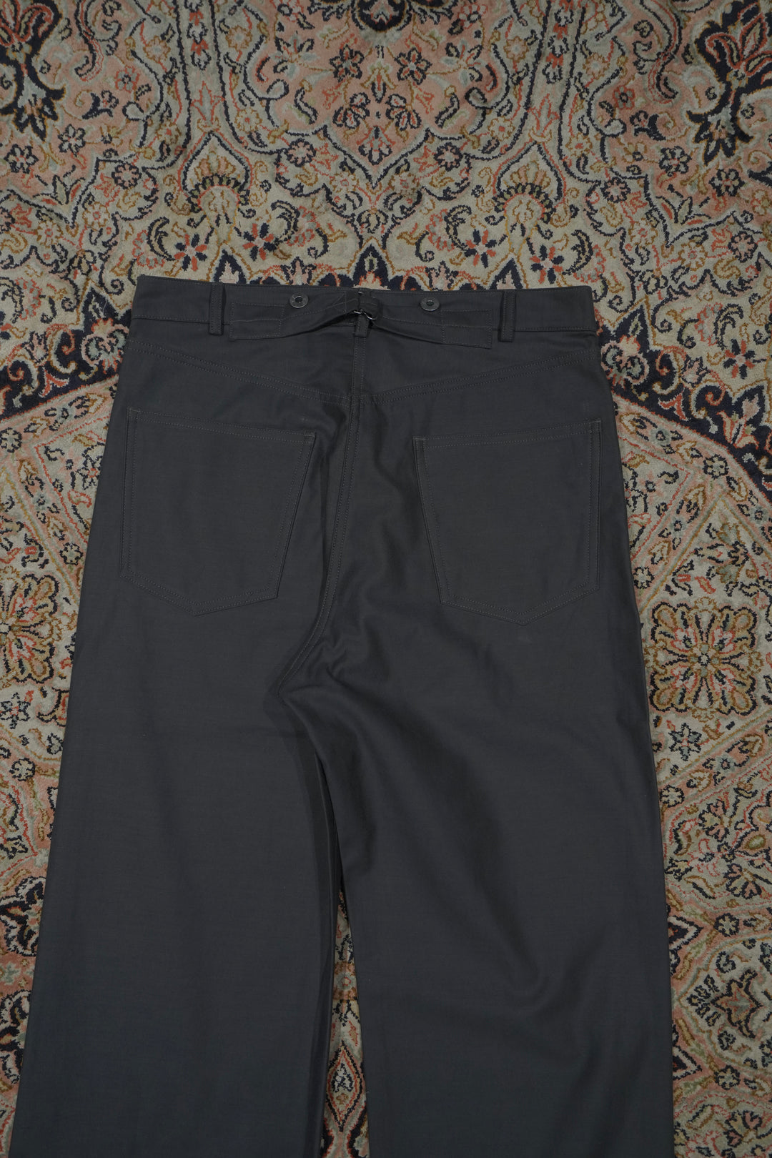 Taiga Takahashi(タイガタカハシ)2026AWのBUCKLE-BACKED TROUSERS C