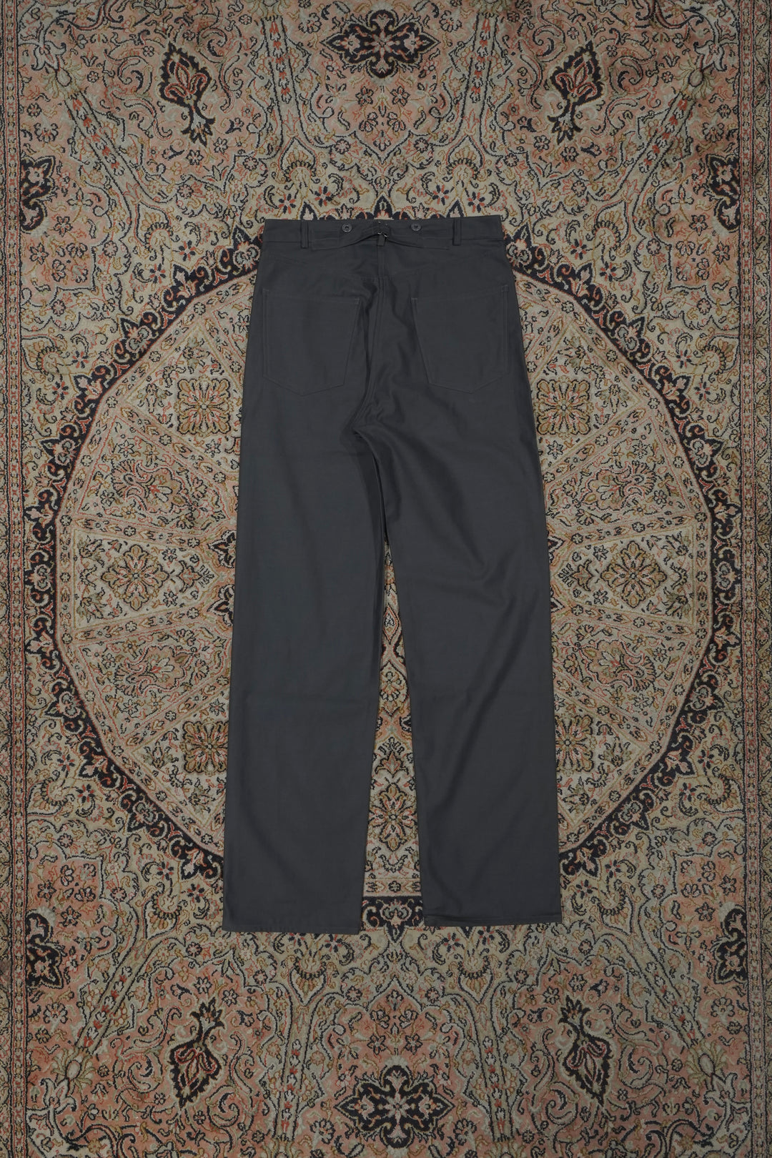 Taiga Takahashi(タイガタカハシ)2026AWのBUCKLE-BACKED TROUSERS C
