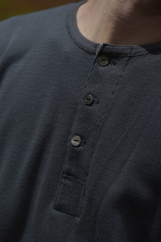 Taiga Takahashi(タイガタカハシ)2026SSの HENRY NECK SHIRT (CHARCOAL