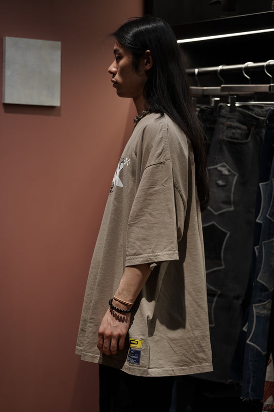 Children of the discordance × JOHN DOE SsAX TEE (KHAKI)(トップス