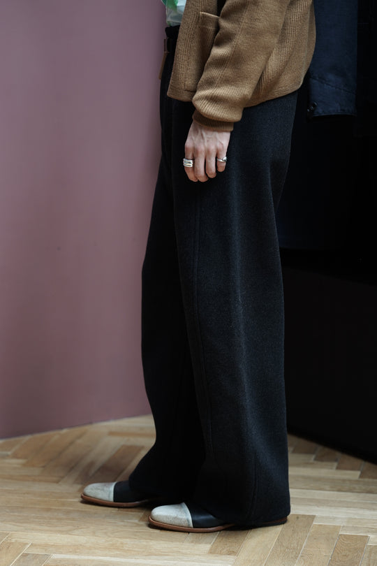 パンツ OMAR AFRIDI PINA TROUSERS 25aw Omar Afridi(オマールアフリディ)25AWのPINA TROUSERS(CHARCOAL GREY