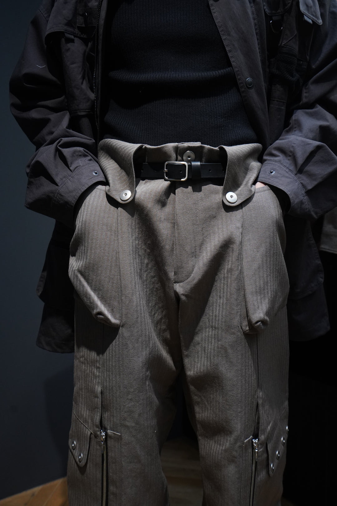 Omar Afridi(オマールアフリディ) のTOTEM CARGO TROUSERS(SMOKE