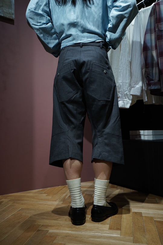 パンツ Omar Afridi Flap shorts SIZE 44 Omar Afridi(オマールアフリディ)25SSのKNEE DARTED FLARE SHORTS(GREY