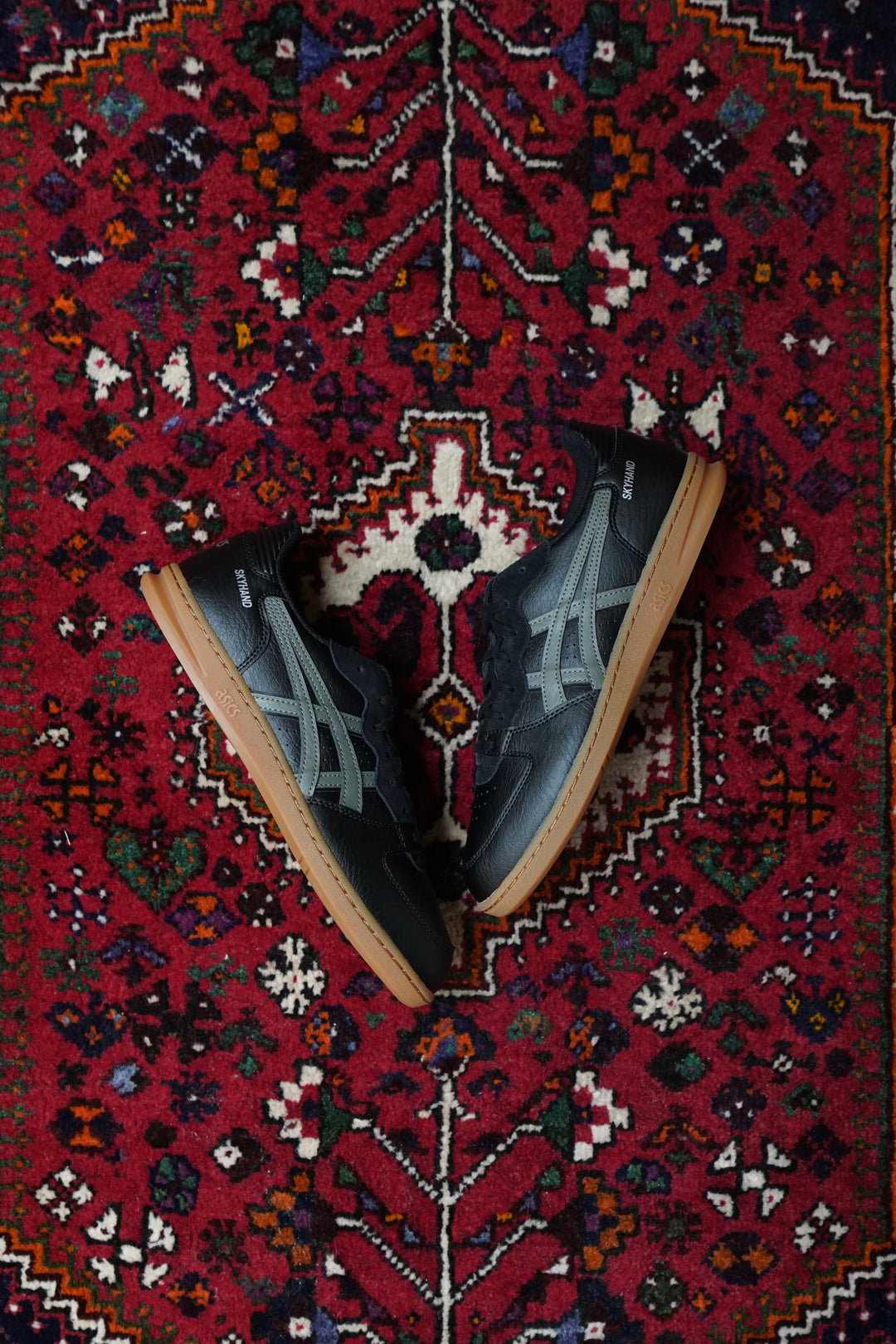 ASICS(アシックス)のSKYHAND OG(BLACK/TRUFFLE GREY)(スニーカー