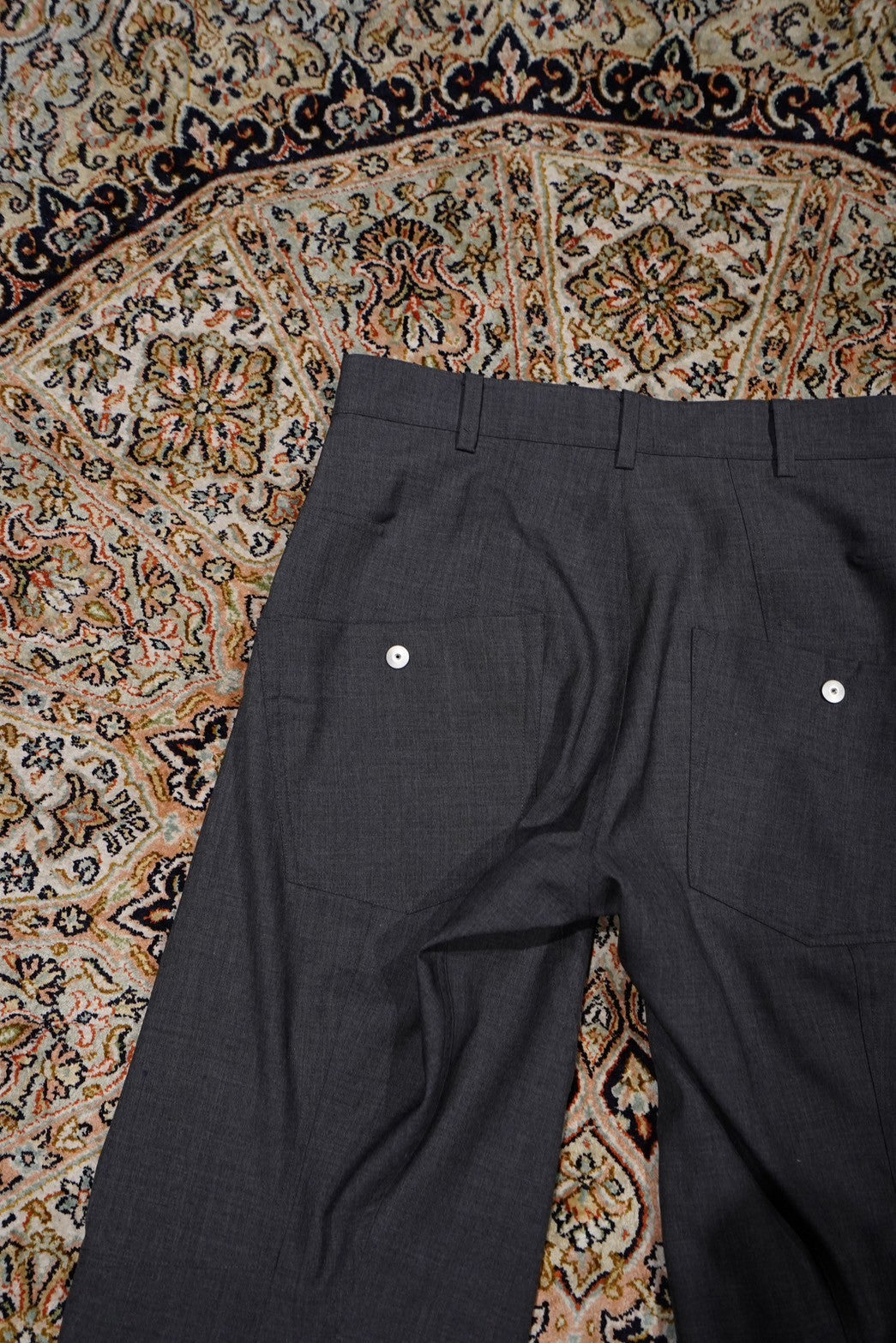 OMAR AFRIDI gray Knee Darted フレアショートパンツ OMAR AFRIDI / Knee Darted Flare Shorts Grey - Road Sign