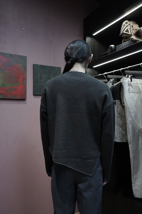 Omar Afridi(オマールアフリディ)25AWのSLANTED CREWNECK JUMPER(DK