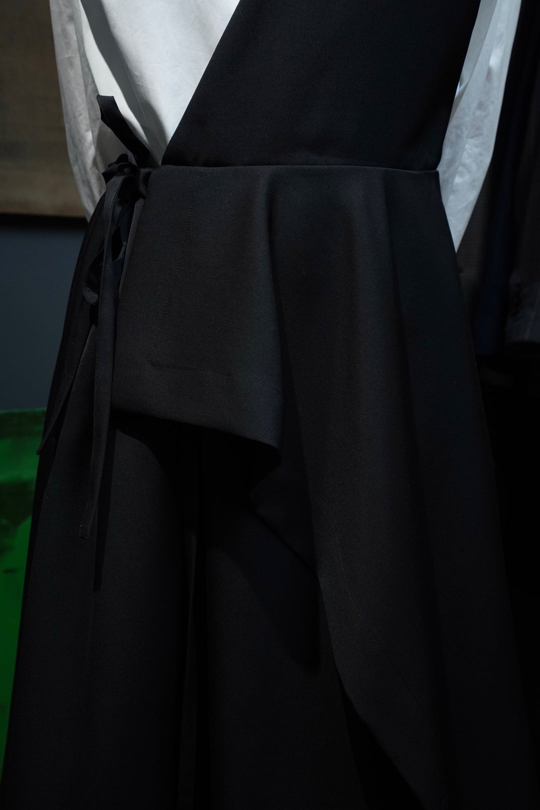 UJOH(ウジョー)のOne Shoulder SKT(Black)(スカート)の通販