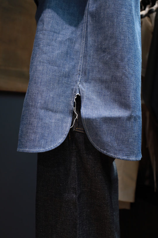 Taiga Takahashi(タイガタカハシ)のBAND COLLAR SHIRT(INDIGO CHAMBRAY