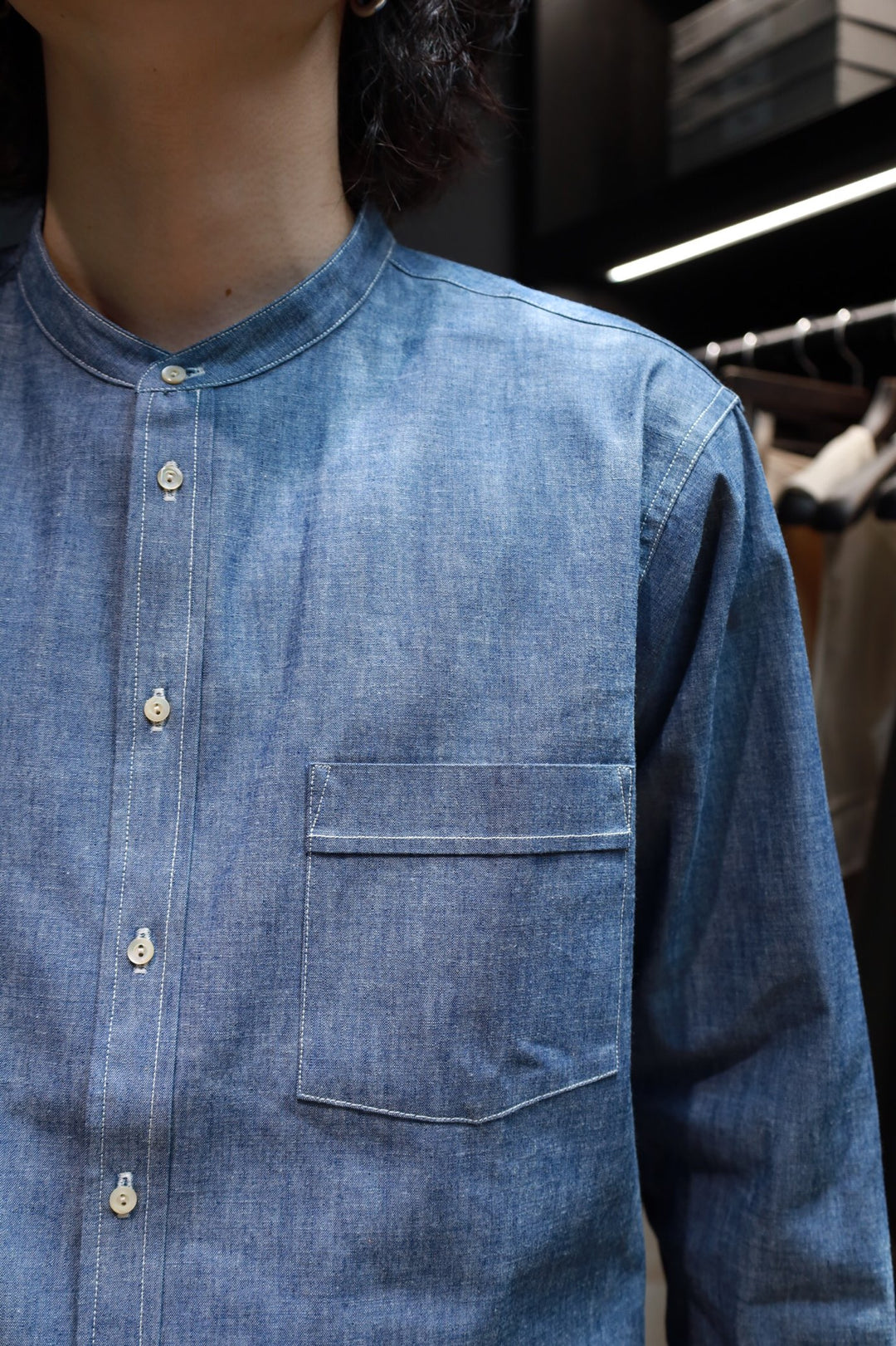 Taiga Takahashi(タイガタカハシ)のBAND COLLAR SHIRT(INDIGO CHAMBRAY