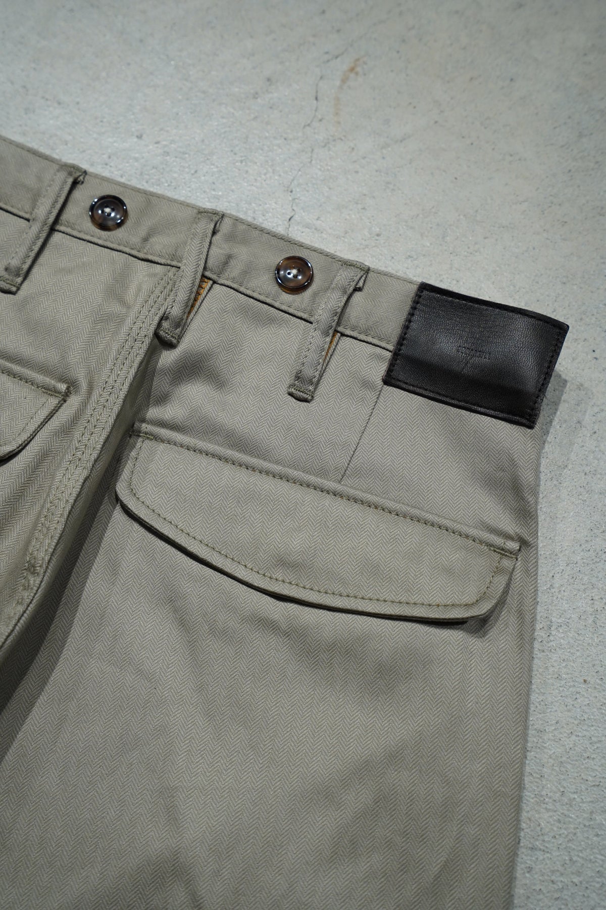 SUGARHILL（シュガーヒル）のHERRINGBONE ARMY CARGO PANTS(KHAKI