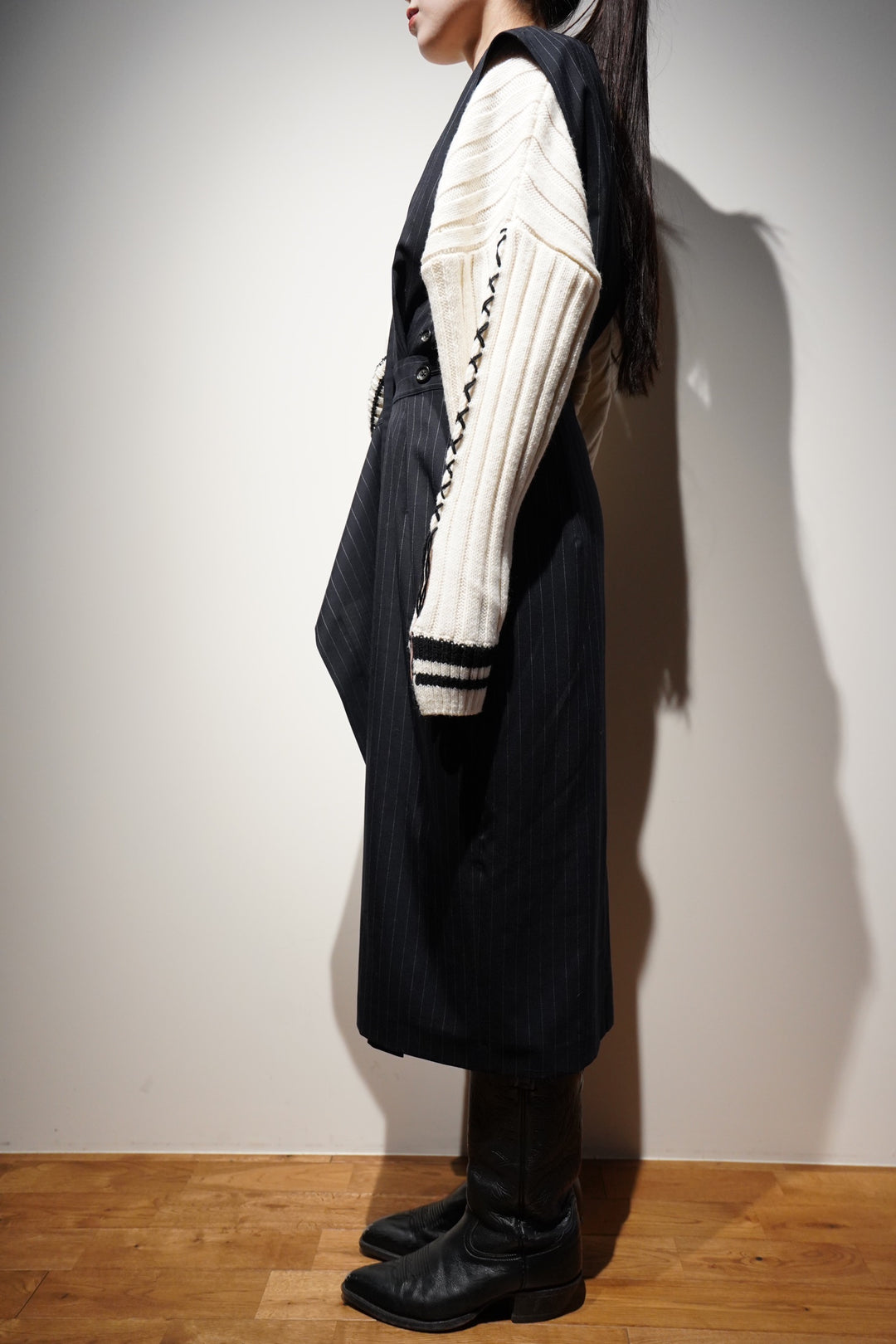 ＊新品タグ付き＊【UJOH】One Sholder SKT（Dark Navy) UJOH(ウジョー)のOne Shoulder Tight SKT(DARK NAVY)(スカート)の通販