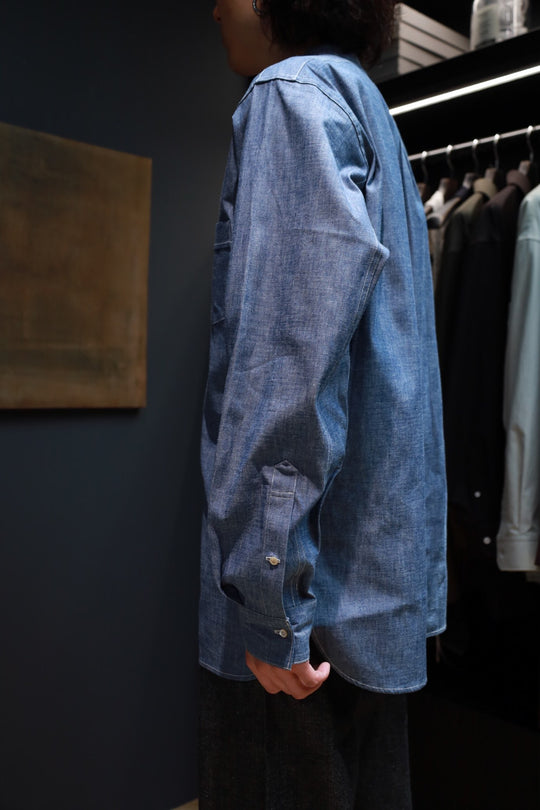 Taiga Takahashi(タイガタカハシ)のBAND COLLAR SHIRT(INDIGO CHAMBRAY