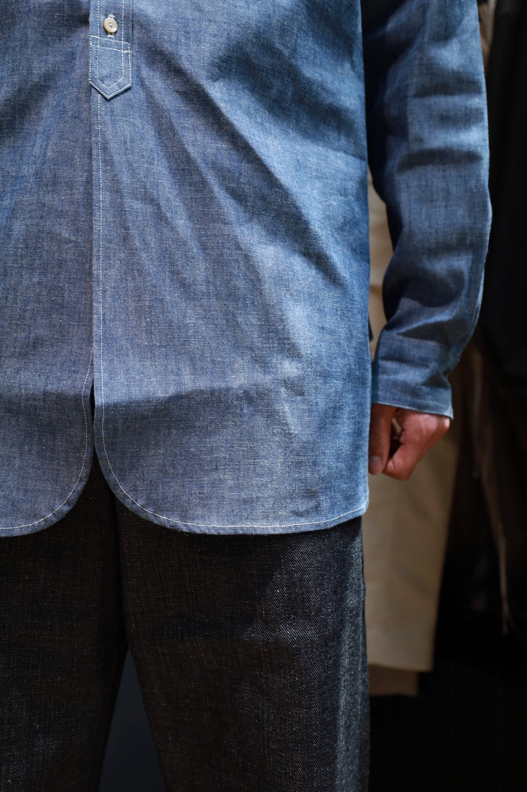 Taiga Takahashi(タイガタカハシ)のBAND COLLAR SHIRT(INDIGO CHAMBRAY