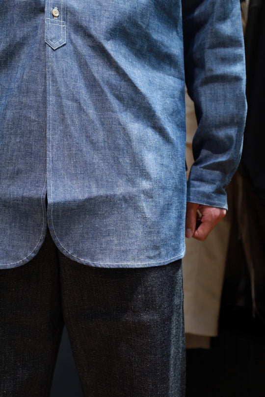 Taiga Takahashi(タイガタカハシ)のBAND COLLAR SHIRT(INDIGO CHAMBRAY