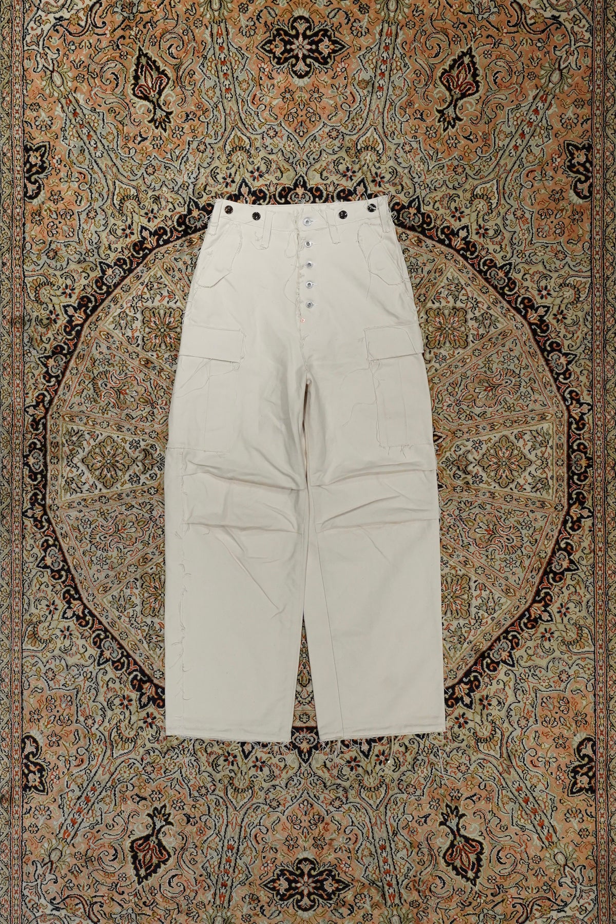 SUGARHILL(シュガーヒル)のRAW-EDGE CANVAS CARGO PANTS(IVORY WHITE