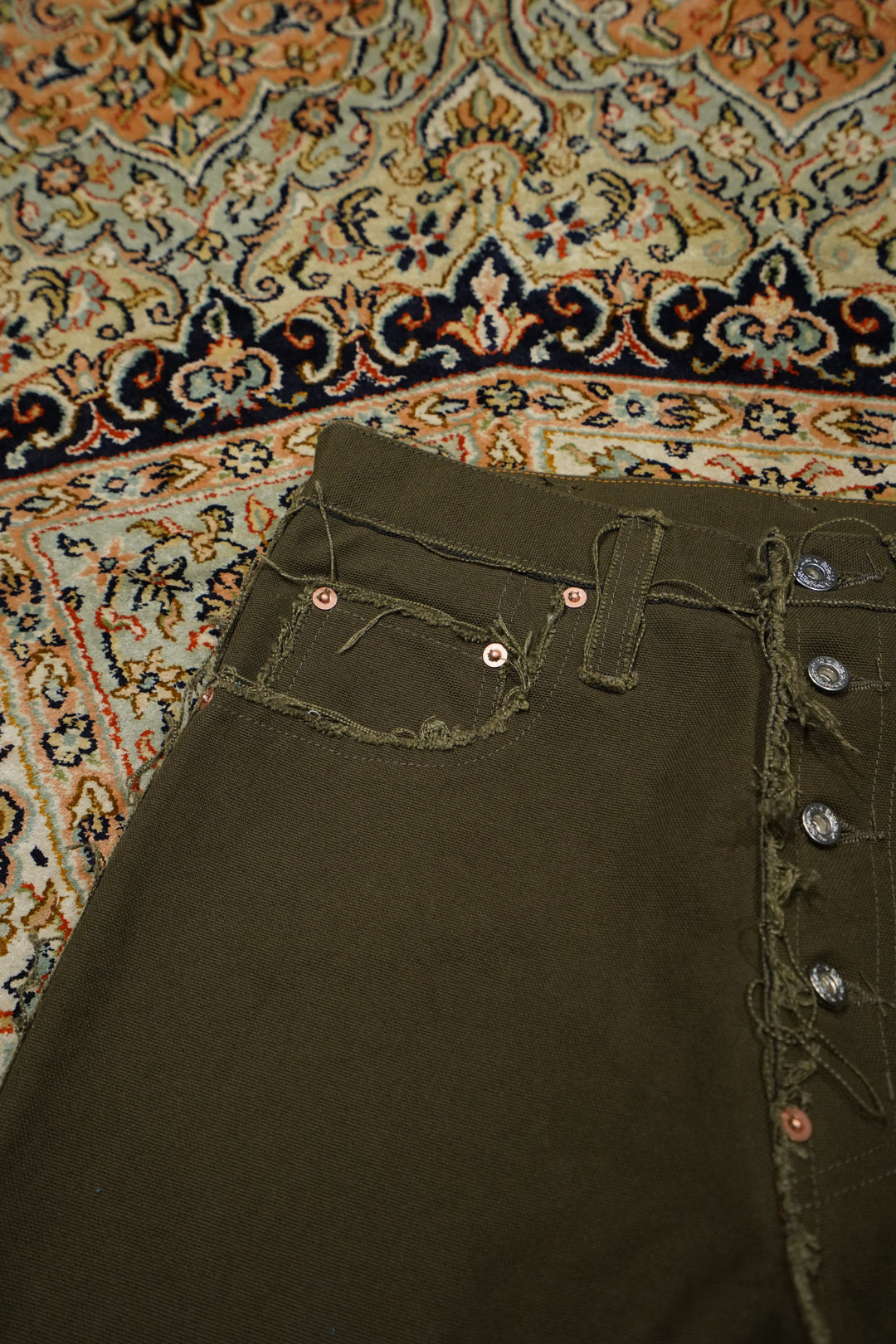 SUGARHILL(シュガーヒル)のRAW-EDGE CANVAS DENIM PANTS(DARK KHAKI