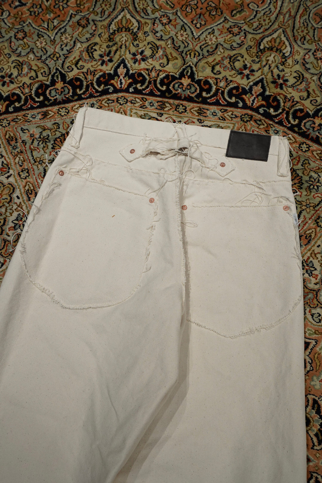 SUGARHILL(シュガーヒル)のRAW-EDGE CANVAS DENIM PANTS(IVORY