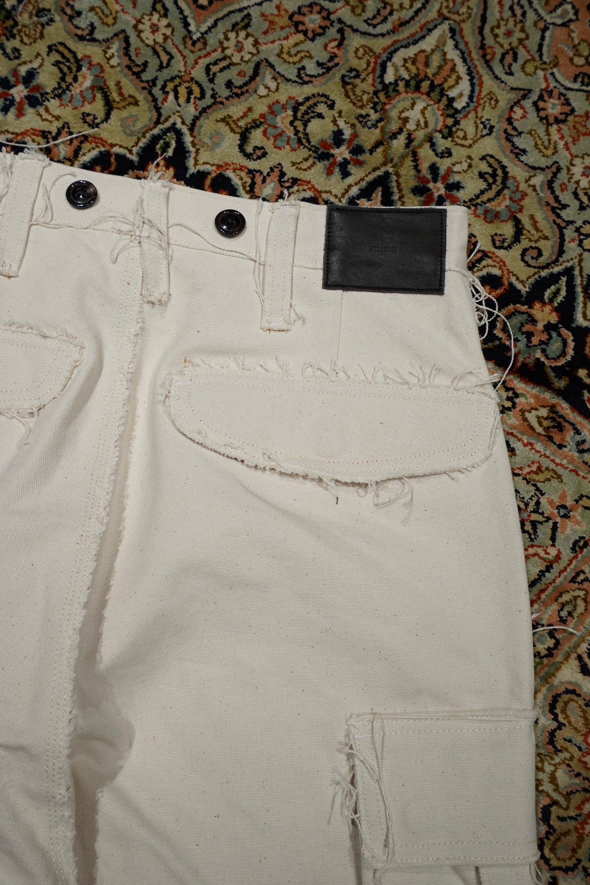 SUGARHILL(シュガーヒル)のRAW-EDGE CANVAS CARGO PANTS(IVORY WHITE