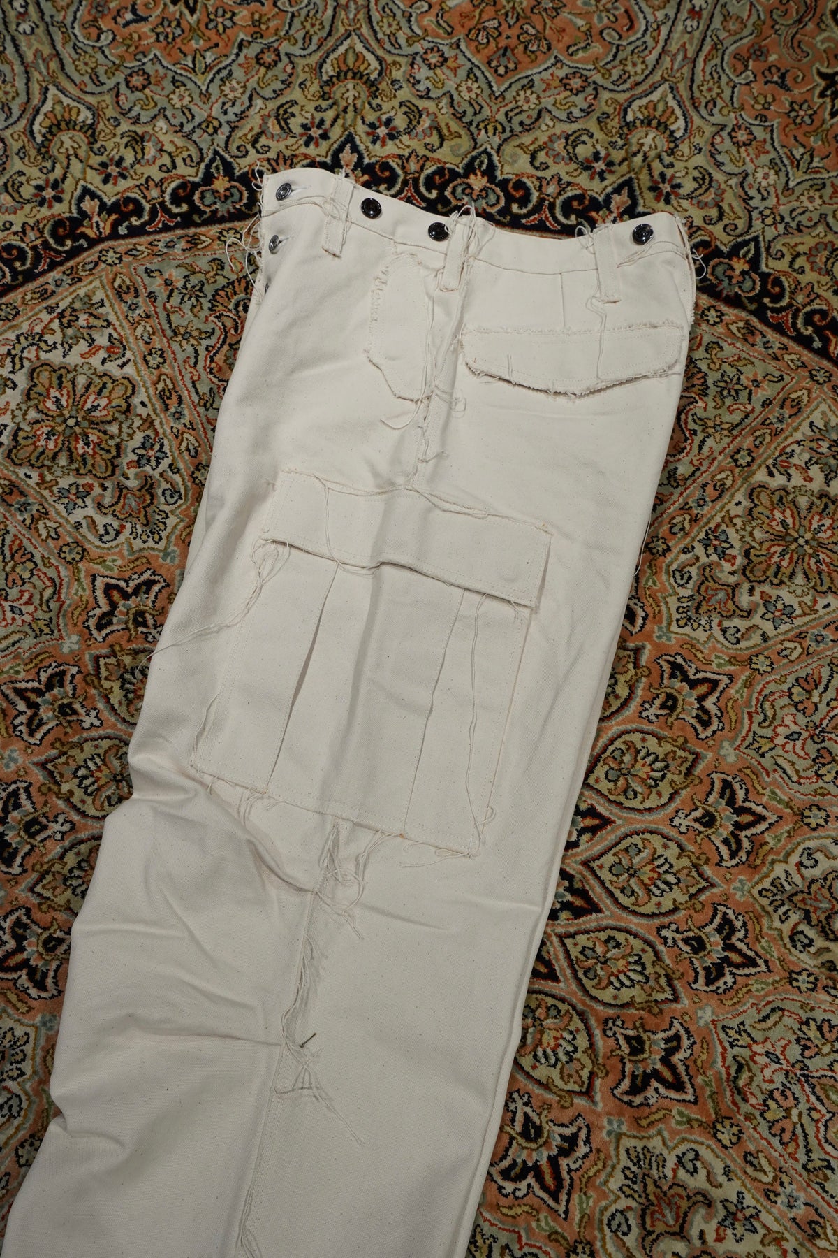 Sugarhill's Raw-Edge CANVAS CARGO PANTS (Ivory White) mail