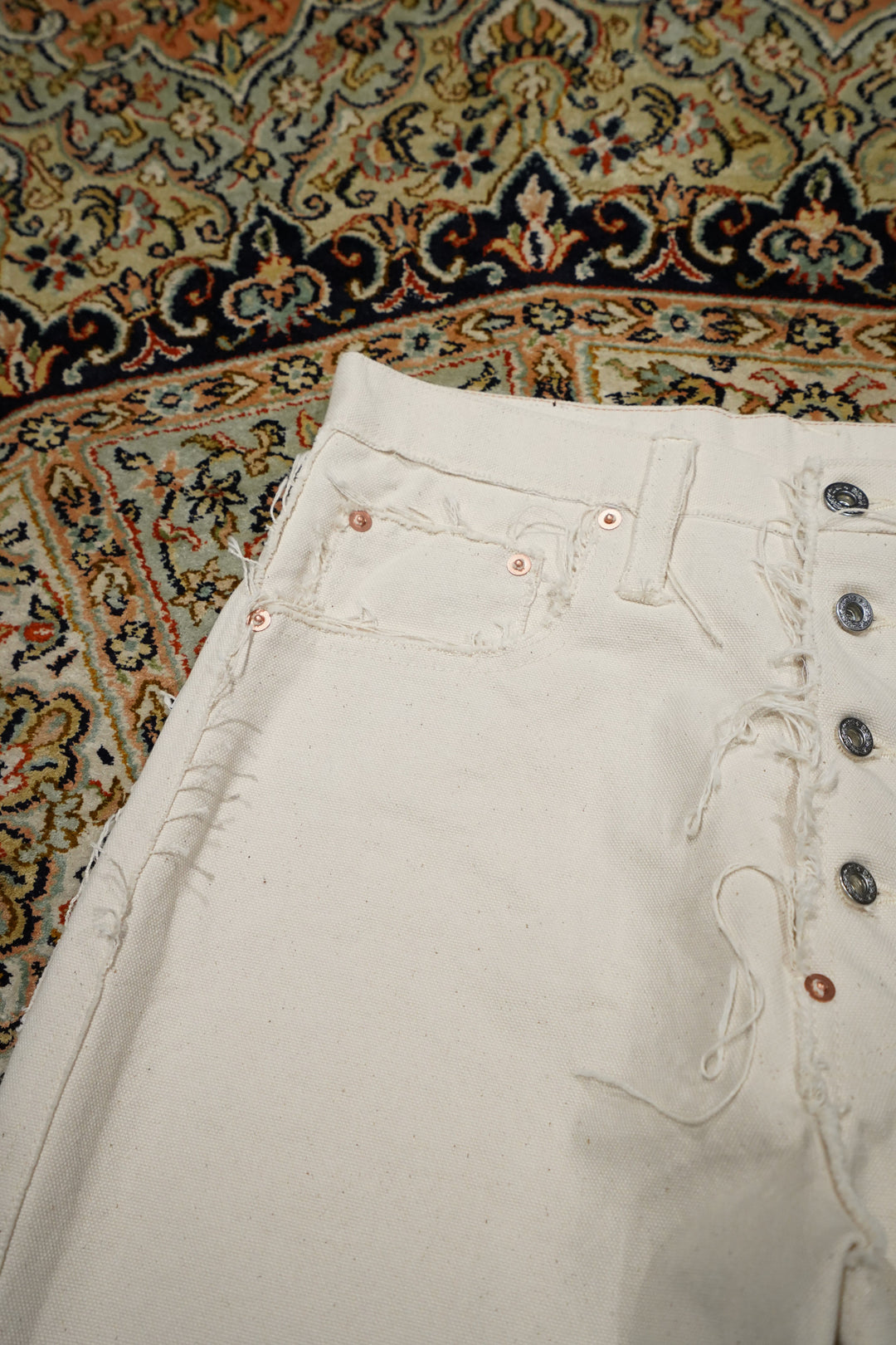 SUGARHILL(シュガーヒル)のRAW-EDGE CANVAS DENIM PANTS(IVORY
