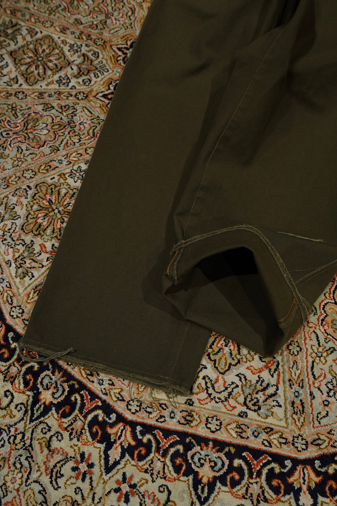 SUGARHILL(シュガーヒル)のRAW-EDGE CANVAS DENIM PANTS(DARK