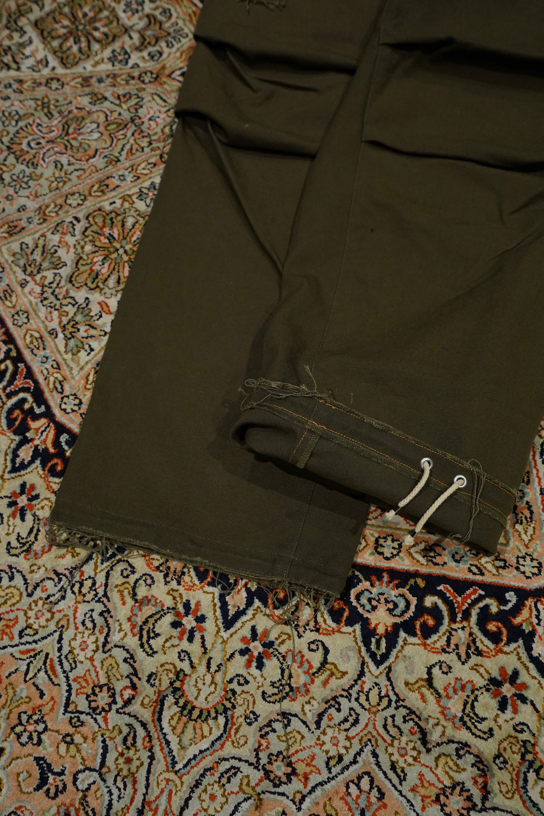 SUGARHILL(シュガーヒル)のRAW-EDGE CANVAS CARGO PANTS(DARK KHAKI