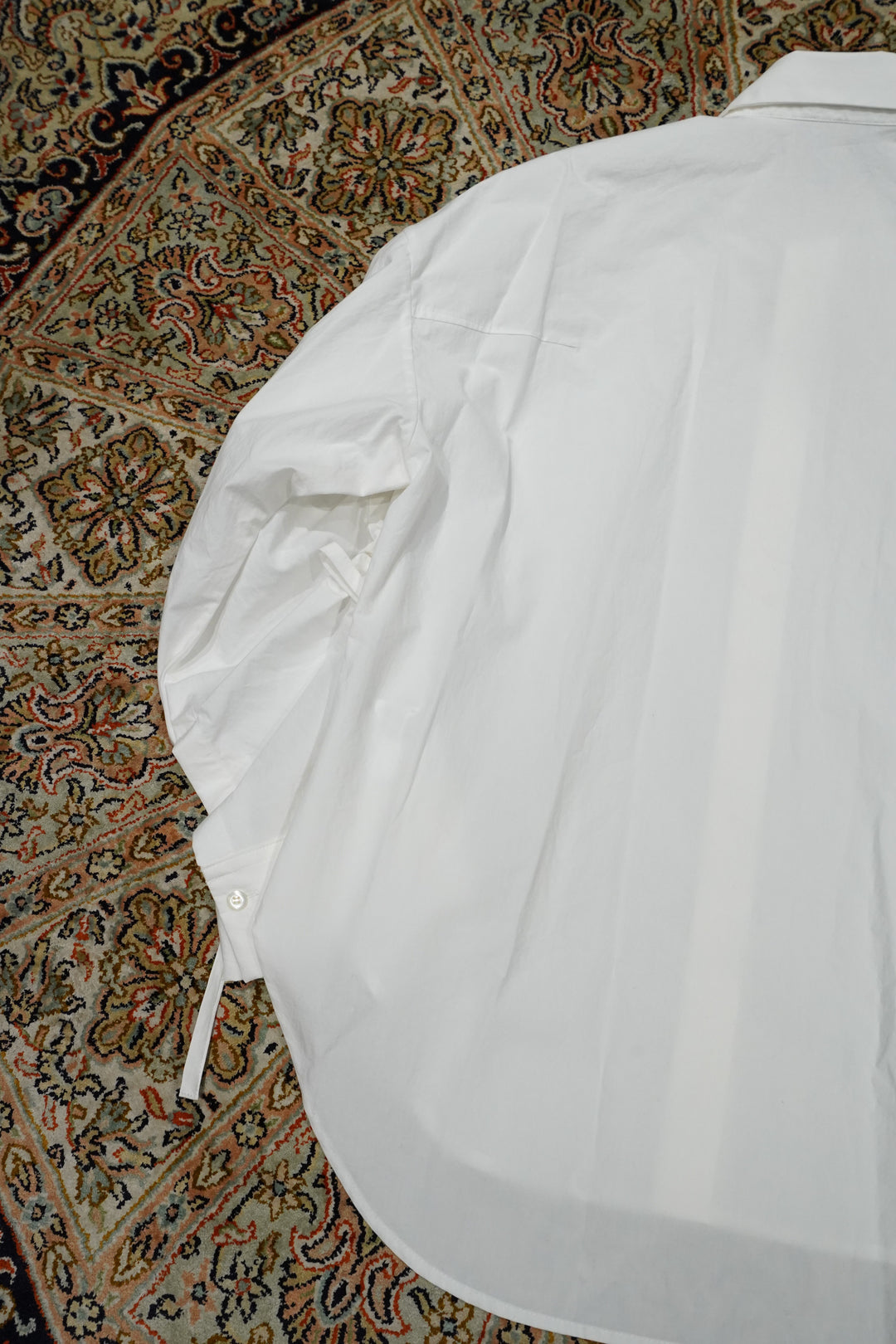 UJOH's GATHERED HOLE SLEEVE SHIRT (WHITE) mail order