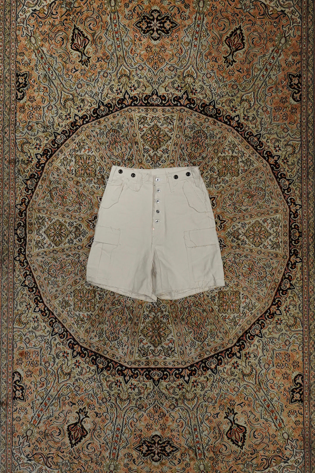 SUGARHILL(シュガーヒル)のRAW-EDGE CANVAS CARGO SHORTS(IVORY WHITE